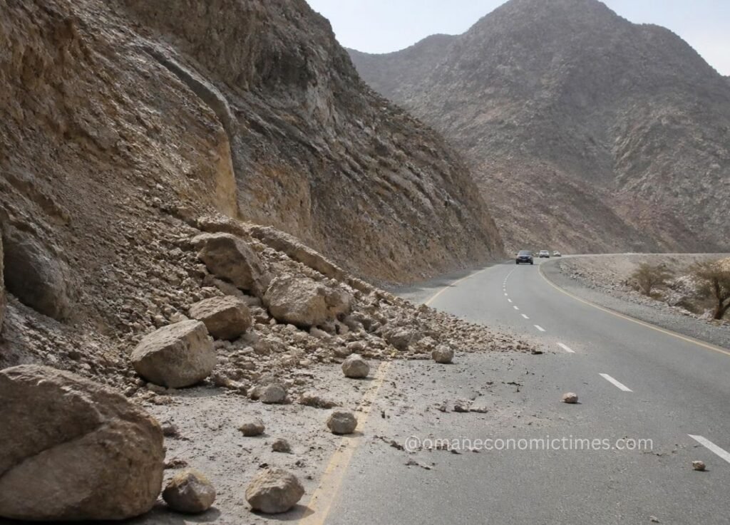 Mountain Rockfall Disruption Prompts Drivers’ Safety Alert on Muscat Route in Ibri Mountain Rockfall Disruption Prompts Drivers’ Safety Alert on Muscat Route in Ibri