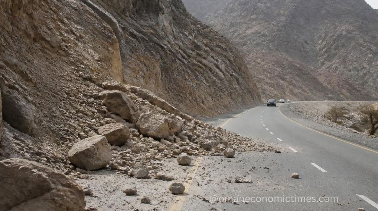 Mountain Rockfall Disruption Prompts Drivers’ Safety Alert on Muscat Route in Ibri Mountain Rockfall Disruption Prompts Drivers’ Safety Alert on Muscat Route in Ibri