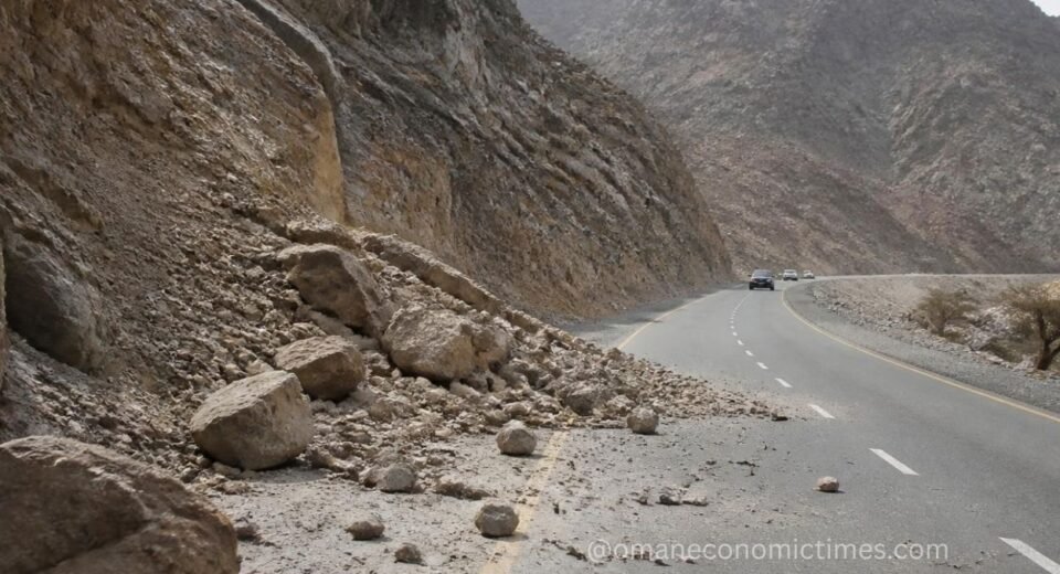 Mountain Rockfall Disruption Prompts Drivers’ Safety Alert on Muscat Route in Ibri Mountain Rockfall Disruption Prompts Drivers’ Safety Alert on Muscat Route in Ibri